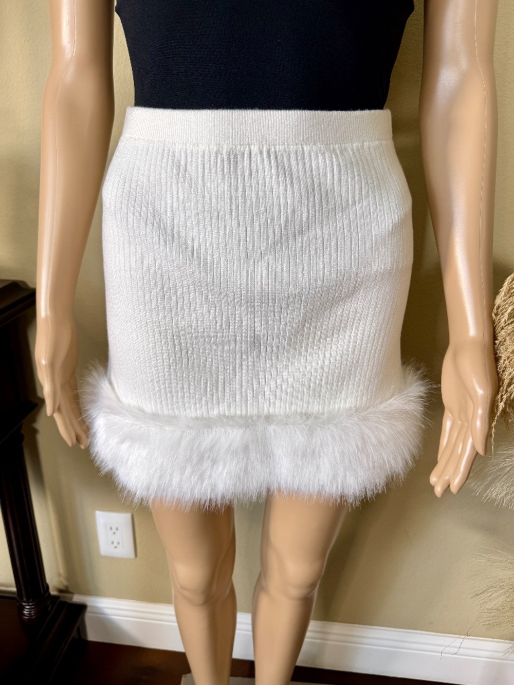 FAUX FUR TRIM RIBBED MINI SKIRT IN WHITR SIZE MEDIUM - NWT - Picture 15 of 16